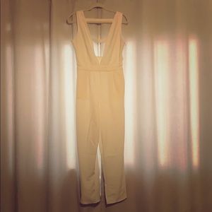 White plunging neckline jumpsuit w/ pockets Sz L
